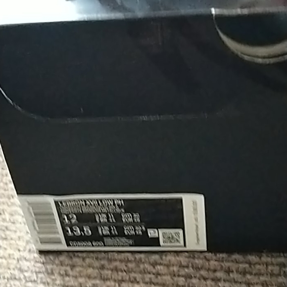 Lebron XVII Low PH / Red and Metallic Gold - Picture 5 of 12